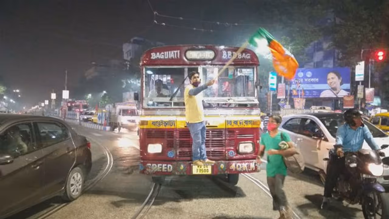 বিজেপি সভাপতির কনভয়ে হামলা, প্রতিবাদ বিক্ষোভে অবরুদ্ধ হল কলকাতার বিভিন্ন রাস্তা বিজেপি সভাপতির কনভয়ে হামলা, প্রতিবাদ বিক্ষোভে অবরুদ্ধ হল কলকাতার বিভিন্ন রাস্তা