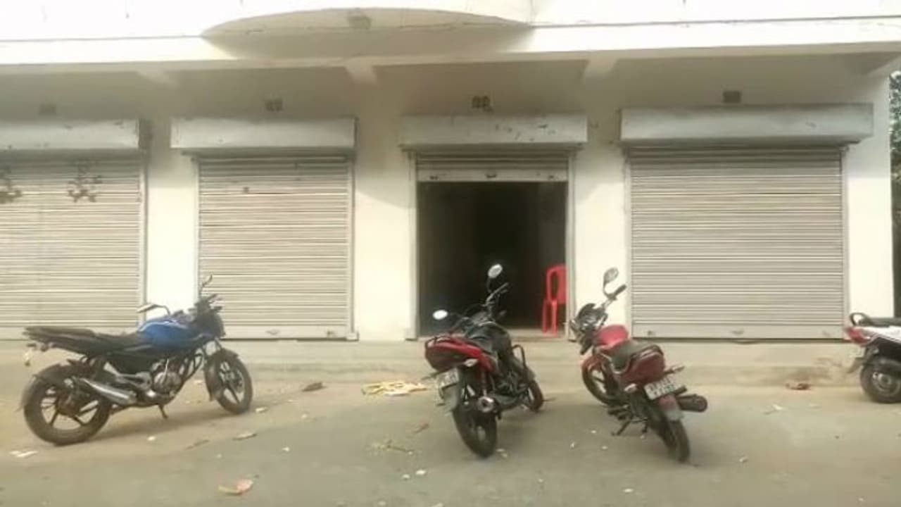 বিয়ে বাড়িতে আচমকা মদ্যপদের হামলা, সিসিটিভিতে ধরা পড়ল চাঞ্চল্যকর ছবি বিয়ে বাড়িতে আচমকা মদ্যপদের হামলা, সিসিটিভিতে ধরা পড়ল চাঞ্চল্যকর ছবি