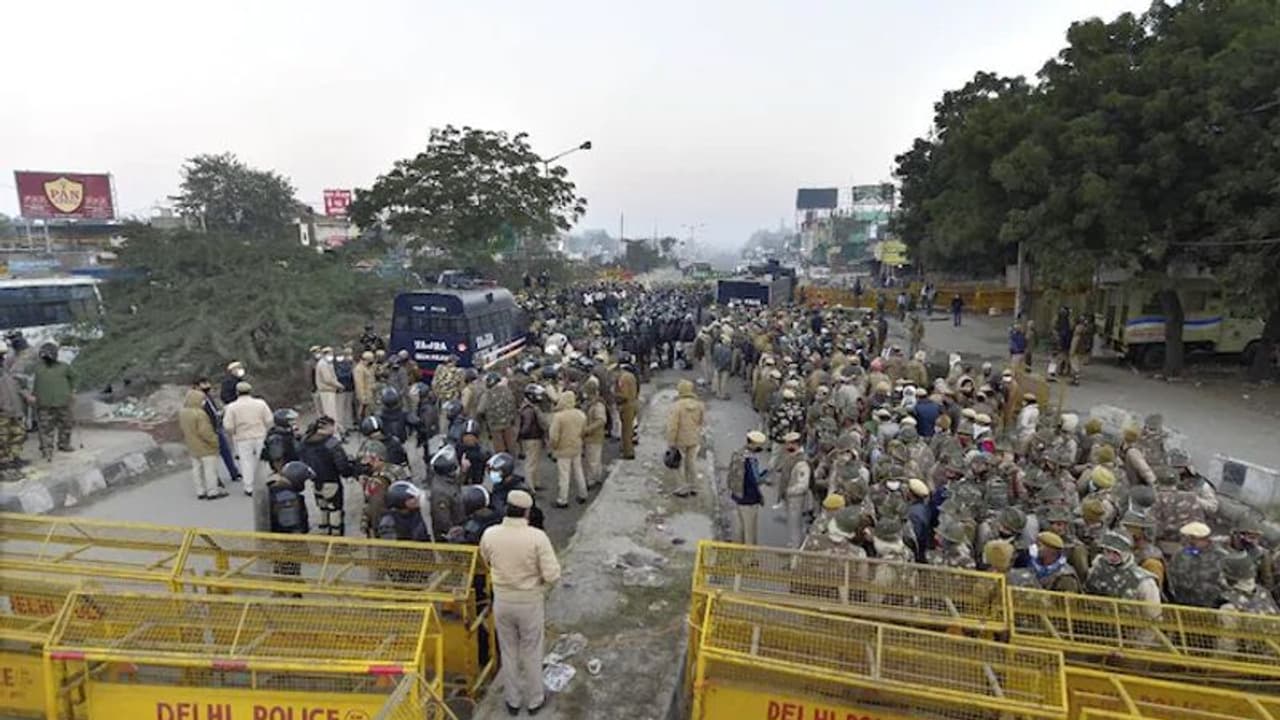 அதானி, அம்பானி பொருட்களை புறக்கணிக்க இயக்கம்.. விவசாயிகளுக்கு ஆதரவாக காம்ரேட்கள் திட்டம்..!! அதானி, அம்பானி பொருட்களை புறக்கணிக்க இயக்கம்.. விவசாயிகளுக்கு ஆதரவாக காம்ரேட்கள் திட்டம்..!!
