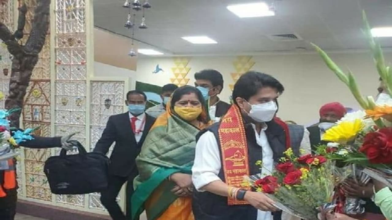 40 गाड़ियों के काफिले संग सीएम हाउस पहुंचे सिंधिया, मंत्रिमंडल, निगम मंडल में नियुक्ति पर मीटिंग