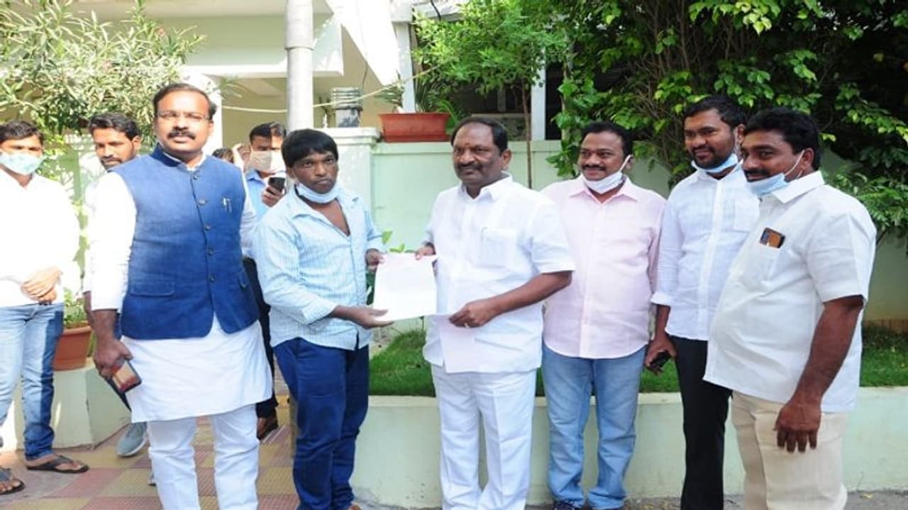 చిన్నారిపై మంత్రి దాతృత్వం.. క్యాన్సర్ చికిత్సకు ఆర్థిక సాయం... చిన్నారిపై మంత్రి దాతృత్వం.. క్యాన్సర్ చికిత్సకు ఆర్థిక సాయం...