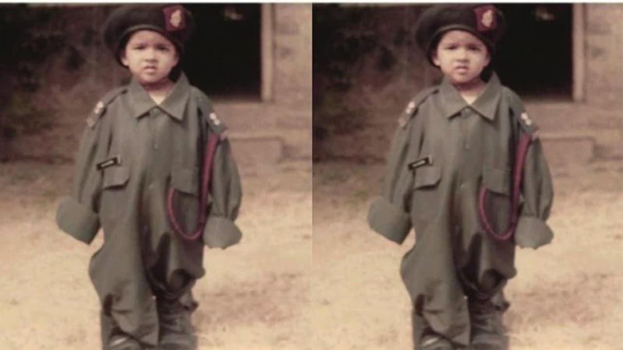 ഇത് ബോളിവുഡിന്‍റെ പ്രിയതാരം; അച്ഛന്റെ ആർമി യൂണിഫോമിനകത്ത് കയറിക്കൂടി നടി
