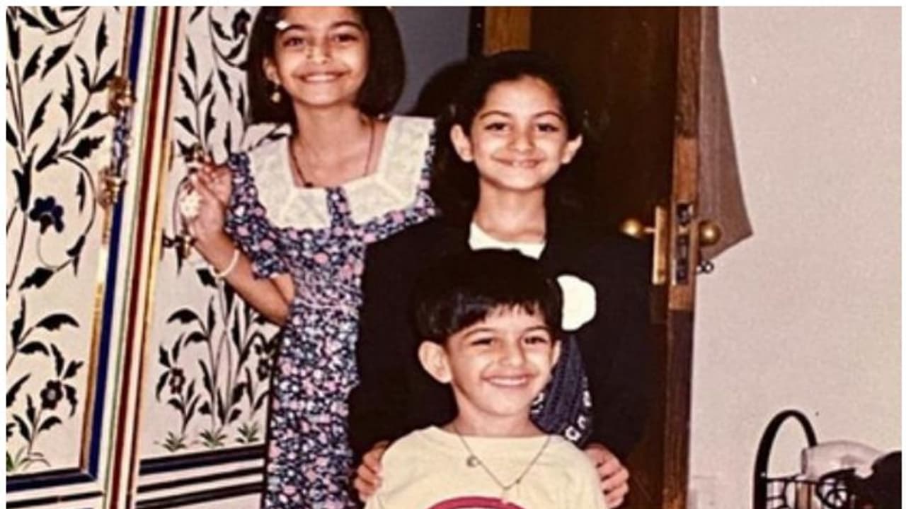 'ഇതാരൊക്കെയാണ്?', നഷ്ടപ്പെട്ട ഫോട്ടോ തിരിച്ചുകിട്ടിയതിന്റെ സന്തോഷത്തില് നടി! 'ഇതാരൊക്കെയാണ്?', നഷ്ടപ്പെട്ട ഫോട്ടോ തിരിച്ചുകിട്ടിയതിന്റെ സന്തോഷത്തില് നടി!