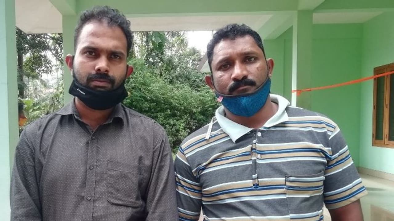 കാര് ഉപയോഗിച്ച് മുള്ളന്പന്നിയെ വേട്ടയാടി കൊന്ന് ഇറച്ചിയെടുത്തു; രണ്ട് പേര് അറസ്റ്റില് കാര് ഉപയോഗിച്ച് മുള്ളന്പന്നിയെ വേട്ടയാടി കൊന്ന് ഇറച്ചിയെടുത്തു; രണ്ട് പേര് അറസ്റ്റില്