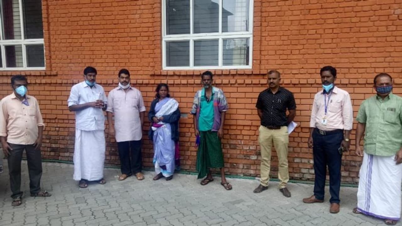 പെട്ടിമുടി ദുരന്തത്തെ തുടര്ന്ന് മാറ്റി പാര്പ്പിച്ച മാനസികനില തെറ്റിയ രണ്ട് പേരെ സ്നേഹതീരത്തിലേക്ക് മാറ്റി പെട്ടിമുടി ദുരന്തത്തെ തുടര്ന്ന് മാറ്റി പാര്പ്പിച്ച മാനസികനില തെറ്റിയ രണ്ട് പേരെ സ്നേഹതീരത്തിലേക്ക് മാറ്റി