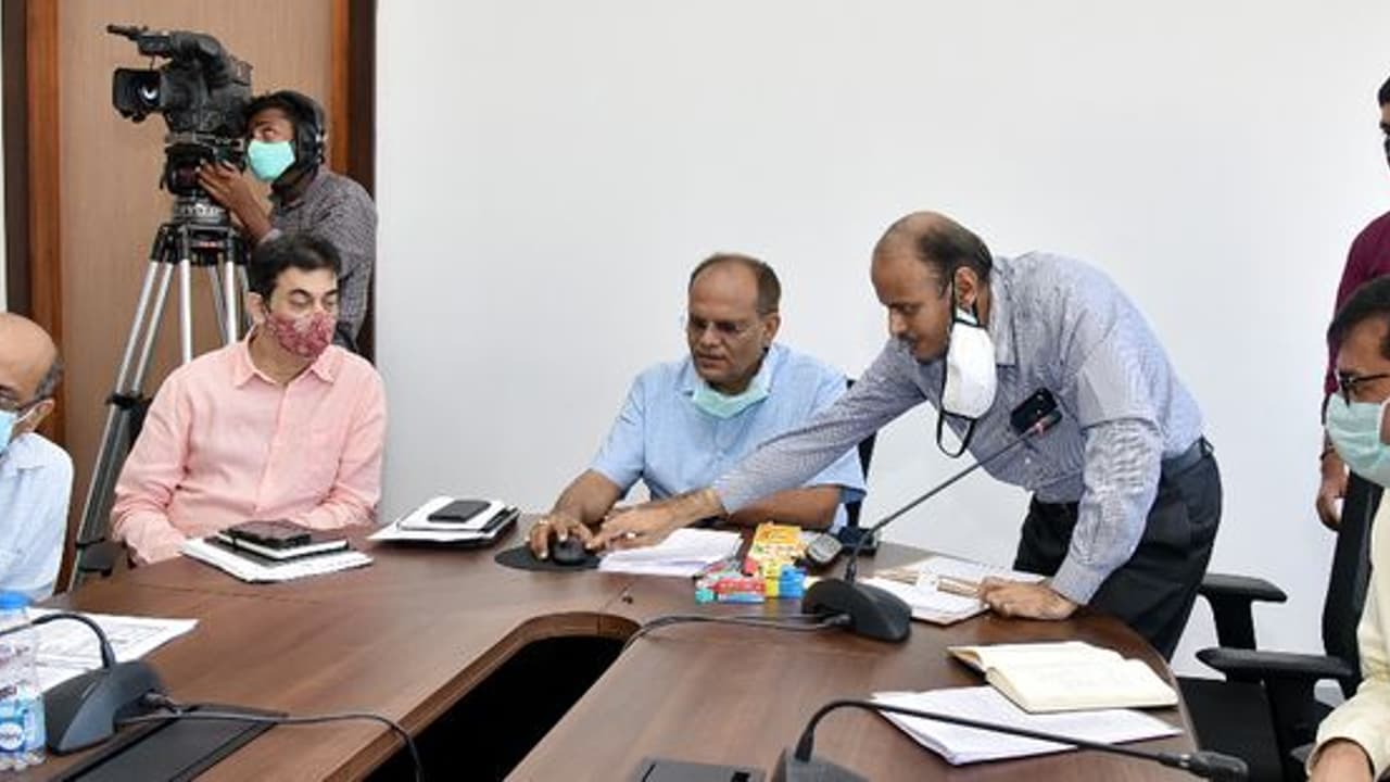 హైదరాబాద్ కు కోవిడ్19 వ్యాక్సిన్...మొదటి ప్రాధాన్యత వారికే: కలెక్టర్లకు సీఎస్ ఆదేశం హైదరాబాద్ కు కోవిడ్19 వ్యాక్సిన్...మొదటి ప్రాధాన్యత వారికే: కలెక్టర్లకు సీఎస్ ఆదేశం