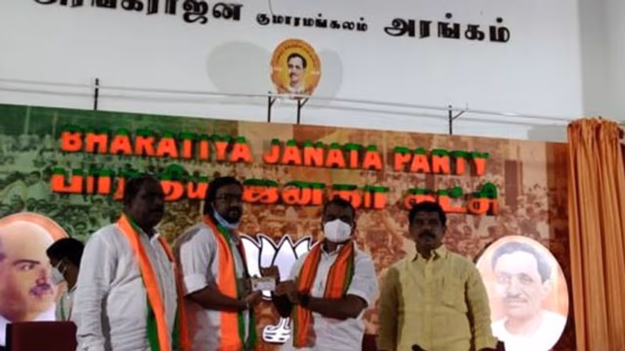 திமுக முன்னாள் அமைச்சரின் மகன் பாஜகவில் இணைந்தார்... அதிர்ச்சியில் ஸ்டாலின்..! திமுக முன்னாள் அமைச்சரின் மகன் பாஜகவில் இணைந்தார்... அதிர்ச்சியில் ஸ்டாலின்..!