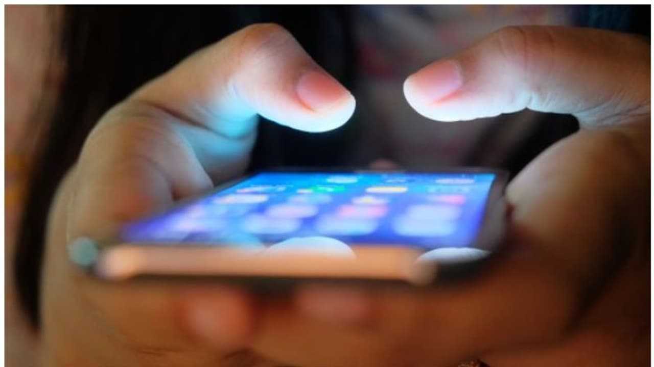 സോഷ്യൽ മീഡിയയിൽ നിങ്ങൾ എത്ര മണിക്കൂർ ചെലവഴിക്കാറുണ്ട്? സോഷ്യൽ മീഡിയയിൽ നിങ്ങൾ എത്ര മണിക്കൂർ ചെലവഴിക്കാറുണ്ട്?