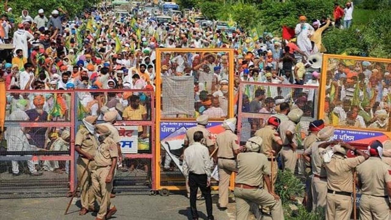 সোমবার ৯ ঘণ্টার অনশন কর্মসূচি কৃষকদের, কৃষি মন্ত্রীর কাছে গিয়ে নতুন আইনে সমর্থন একদল কৃষক নেতার সোমবার ৯ ঘণ্টার অনশন কর্মসূচি কৃষকদের, কৃষি মন্ত্রীর কাছে গিয়ে নতুন আইনে সমর্থন একদল কৃষক নেতার