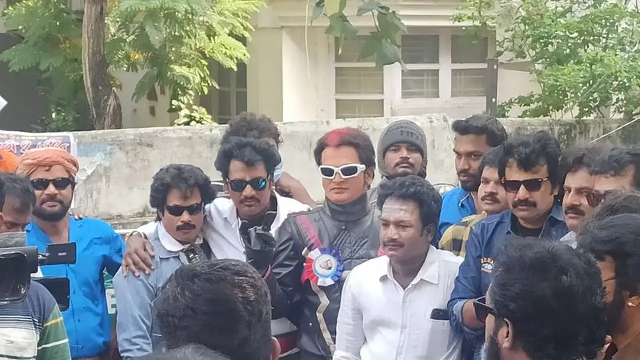 பெரும் ஏமாற்றத்தால் கொந்தளிப்பு... ரஜினி வீடு பரபரப்பு..! பெரும் ஏமாற்றத்தால் கொந்தளிப்பு... ரஜினி வீடு பரபரப்பு..!