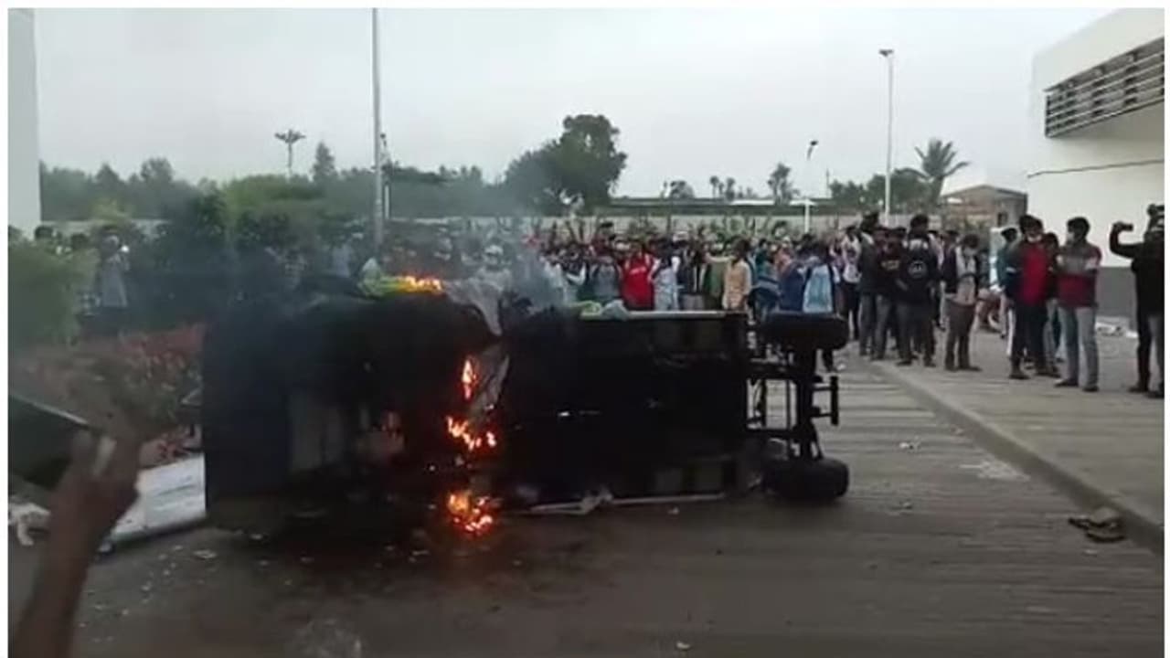 ശമ്പള പ്രശ്‌നം; ഐ ഫോണ്‍ നിര്‍മ്മാണ കമ്പനിക്ക് നേരെ തൊഴിലാളികളുടെ കല്ലേറ്