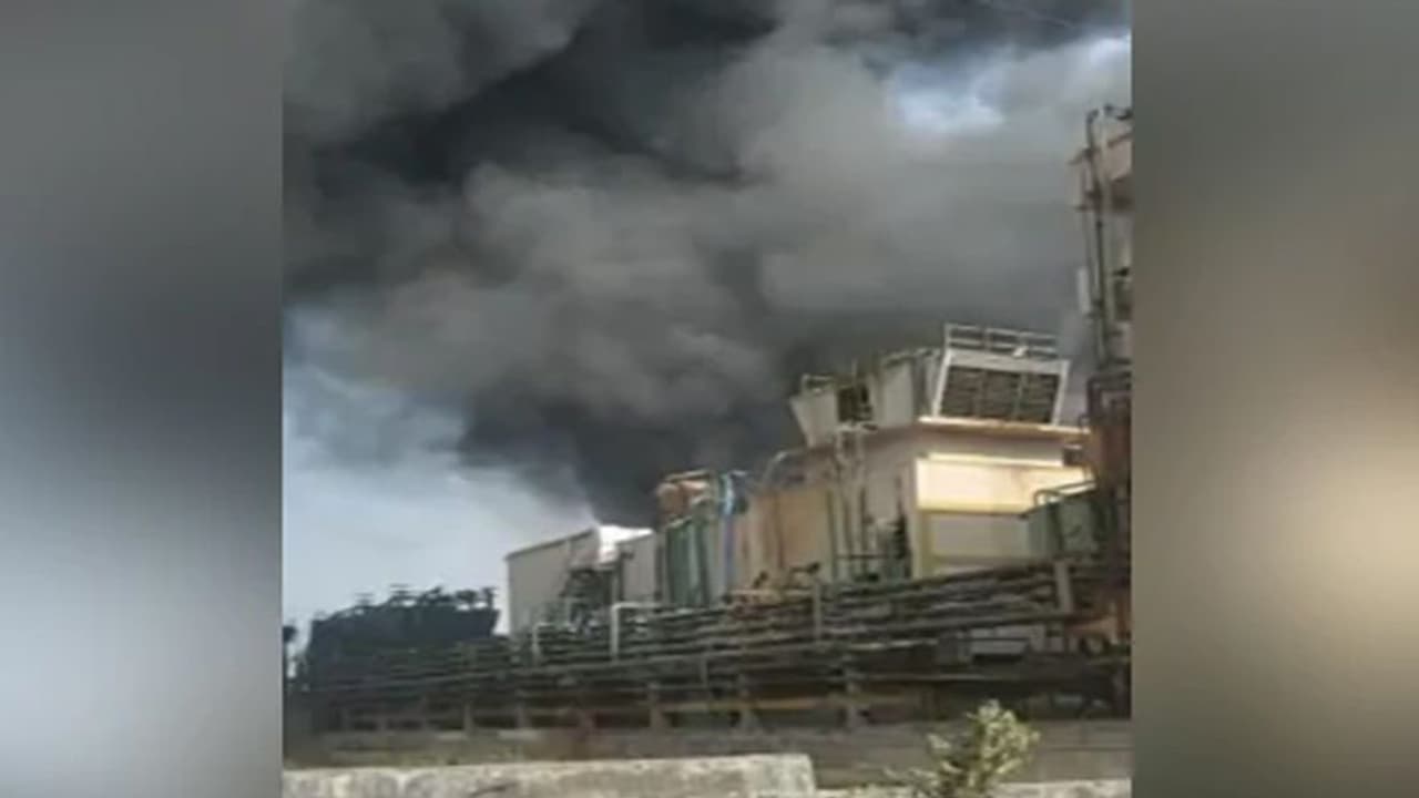 हैरदाबाद में दवा फैक्ट्री में धमाके के बाद लगी आग, 8 लोग जख्मी हैरदाबाद में दवा फैक्ट्री में धमाके के बाद लगी आग, 8 लोग जख्मी