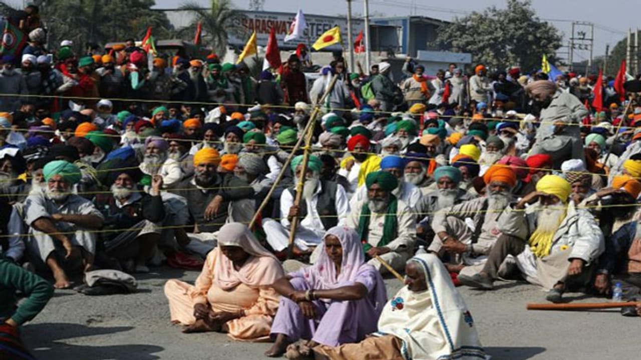 किसान आंदोलन में वॉलंटियर्स का उत्पीड़न, यहां छवि बचाने के लिए दबाए जा रहे हैं कई मामले किसान आंदोलन में वॉलंटियर्स का उत्पीड़न, यहां छवि बचाने के लिए दबाए जा रहे हैं कई मामले