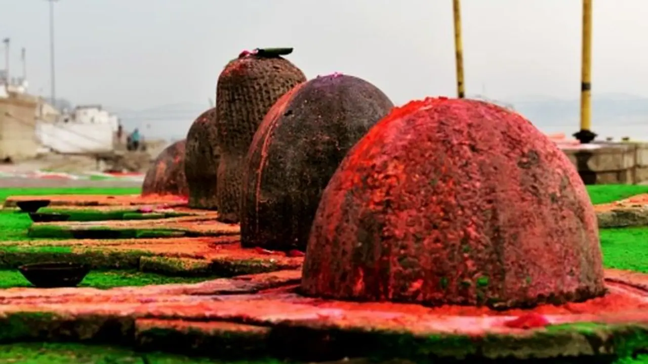 রক্ত স্নান করল শিবলিঙ্গ, মন্দিরে ঢুকে ভক্ত নিজেই চিড়ে দিলেন নিজের গলা রক্ত স্নান করল শিবলিঙ্গ, মন্দিরে ঢুকে ভক্ত নিজেই চিড়ে দিলেন নিজের গলা