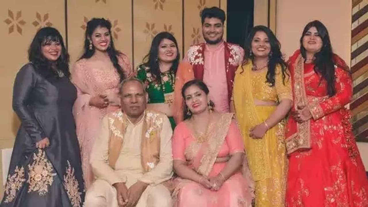 5 बेटियों के जन्म पर ताने सुनने वाले मां बाप का हुआ गर्व से सीना चौड़ा, 3 बेटी बनी अफसर तो 2 इंजिनियर 5 बेटियों के जन्म पर ताने सुनने वाले मां बाप का हुआ गर्व से सीना चौड़ा, 3 बेटी बनी अफसर तो 2 इंजिनियर