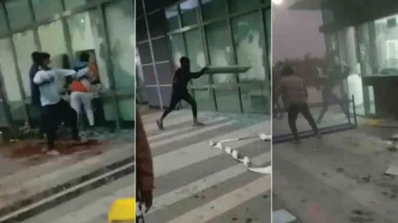 ಕೋಲಾರ ವಿಸ್ಟ್ರಾನ್ ಕಂಪನಿ ಧ್ವಂಸ ಪ್ರಕರಣ; ಬಂಧಿತ SFI ಅಧ್ಯಕ್ಷನ ಬಿಡುಗಡೆಗೆ DYF ಆಗ್ರಹ! ಕೋಲಾರ ವಿಸ್ಟ್ರಾನ್ ಕಂಪನಿ ಧ್ವಂಸ ಪ್ರಕರಣ; ಬಂಧಿತ SFI ಅಧ್ಯಕ್ಷನ ಬಿಡುಗಡೆಗೆ DYF ಆಗ್ರಹ!