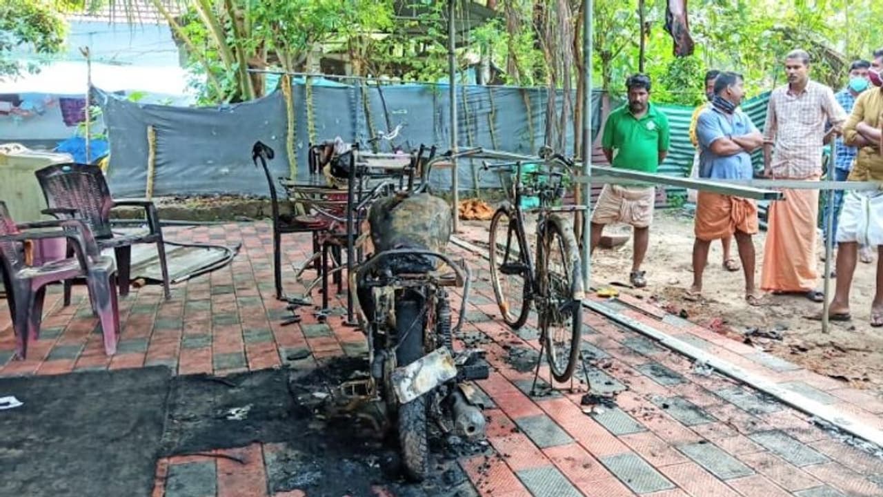 ചേർത്തലയിൽ സാമൂഹ്യവിരുദ്ധർ ബൈക്ക് തീവച്ച് നശിപ്പിച്ചു ചേർത്തലയിൽ സാമൂഹ്യവിരുദ്ധർ ബൈക്ക് തീവച്ച് നശിപ്പിച്ചു