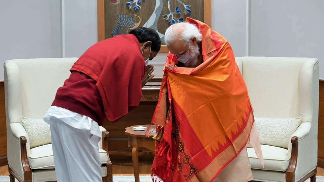 ఢిల్లీ బహుత్ దూర్ హై: జాతీయ రాజకీయాలకు కేసీఆర్ ట్విస్ట్ ఢిల్లీ బహుత్ దూర్ హై: జాతీయ రాజకీయాలకు కేసీఆర్ ట్విస్ట్