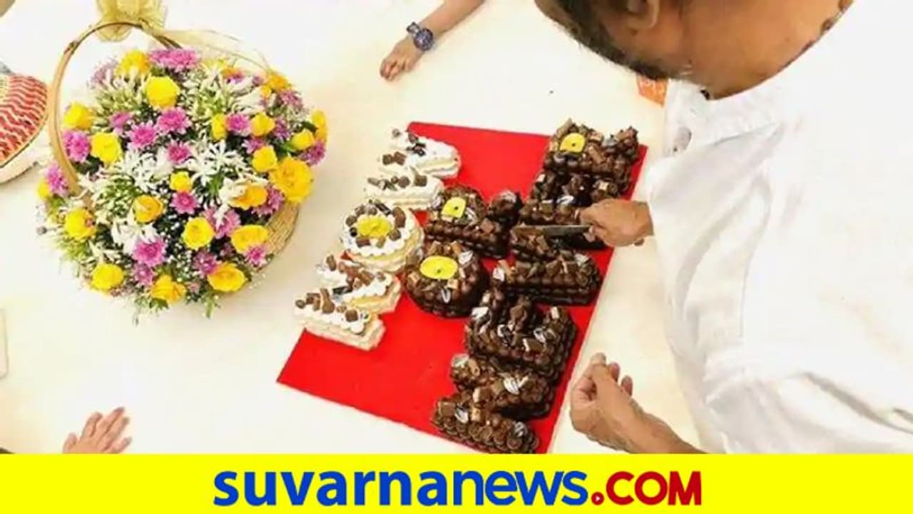 ರಜನೀ ರಾಜಕೀಯ ಎಂಟ್ರಿ: ಬರ್ತ್‌ಡೇ ಕೇಕ್ ಮೂಲಕ ಕೊಟ್ರು ಹೊಸ ಹಿಂಟ್