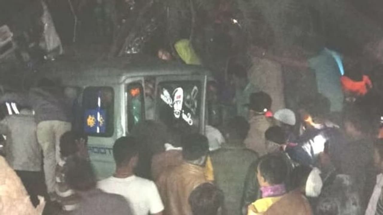 जीप कंटेनर में घुसी, 7 की मौत, मंदिर से लौटते समय हुआ हादसा, पीएम ने भी जताया शोक जीप कंटेनर में घुसी, 7 की मौत, मंदिर से लौटते समय हुआ हादसा, पीएम ने भी जताया शोक