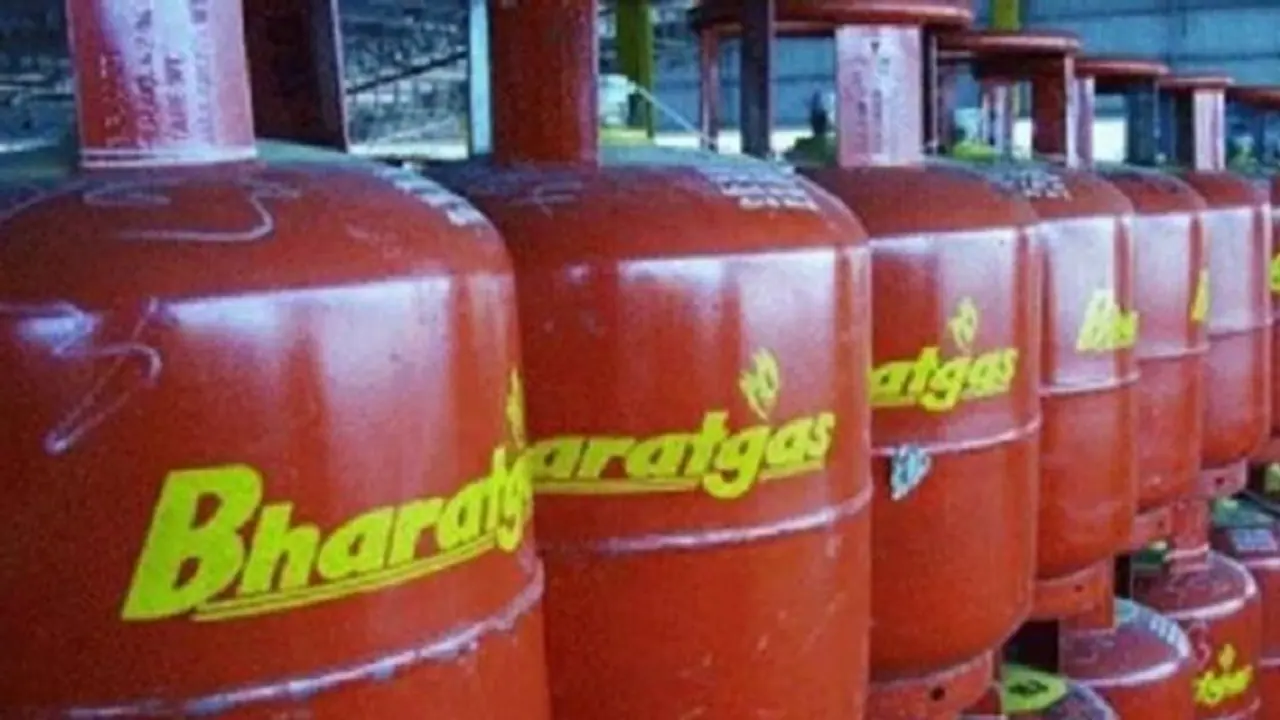 बिकने जा रही है BPCL, जानें इसका आपकी गैस सब्सिडी पर क्या होगा असर बिकने जा रही है BPCL, जानें इसका आपकी गैस सब्सिडी पर क्या होगा असर