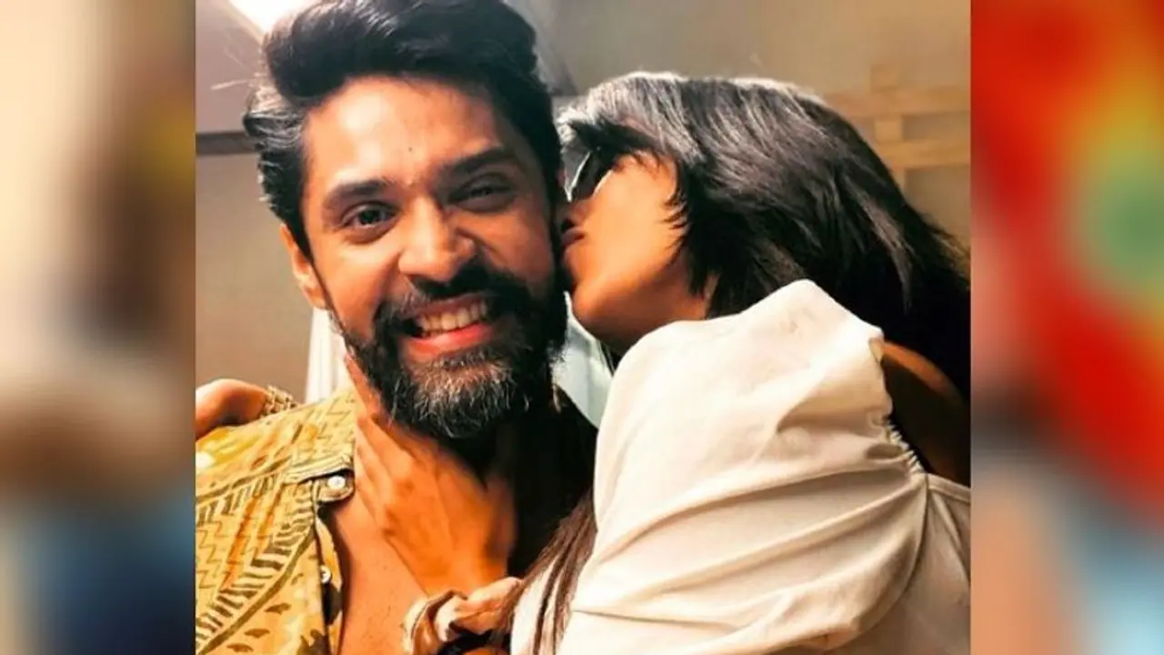 খোলা পিঠ, সারা শরীরে 'স্ট্রেচ মার্কস', গৌরবের সঙ্গে' ইন্টিমেট' হতেই কটাক্ষ, কড়া জবাব দেবলীনার খোলা পিঠ, সারা শরীরে 'স্ট্রেচ মার্কস', গৌরবের সঙ্গে' ইন্টিমেট' হতেই কটাক্ষ, কড়া জবাব দেবলীনার