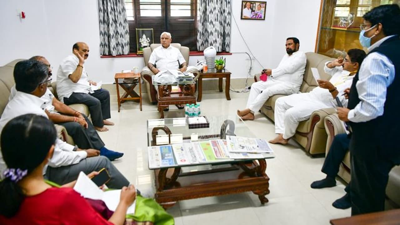 ಸಾರಿಗೆ ನೌಕರರ ಜೊತೆಗಿನ ಸರ್ಕಾರದ ಸಂಧಾನ ಸಕ್ಸಸ್: ಮುಷ್ಕರ್ ವಾಪಸ್ ಸಾರಿಗೆ ನೌಕರರ ಜೊತೆಗಿನ ಸರ್ಕಾರದ ಸಂಧಾನ ಸಕ್ಸಸ್: ಮುಷ್ಕರ್ ವಾಪಸ್