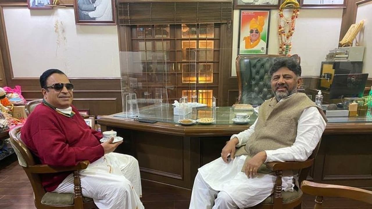 ಮನೆಗೆ ಬಂದ ಸೊಸೆಯ ಹಾಗೆ ಸಿದ್ದರಾಮಯ್ಯ ಕೈಗೆ ಕೀಲಿ ಕೈ ಸಿಕ್ಕಿದೆ: ಡಿಕೆಶಿಗೆ ಇಬ್ರಾಹಿಂ ಟಾಂಗ್ ಮನೆಗೆ ಬಂದ ಸೊಸೆಯ ಹಾಗೆ ಸಿದ್ದರಾಮಯ್ಯ ಕೈಗೆ ಕೀಲಿ ಕೈ ಸಿಕ್ಕಿದೆ: ಡಿಕೆಶಿಗೆ ಇಬ್ರಾಹಿಂ ಟಾಂಗ್