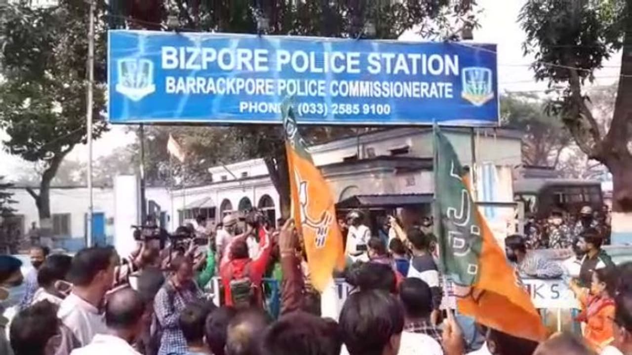 হালিশহরে বিজেপি কর্মী খুনে পুলিশের ধরপাকড় জারি, দলীয় কর্মী খুনের প্রতিবাদে থানায় বিক্ষোভ হালিশহরে বিজেপি কর্মী খুনে পুলিশের ধরপাকড় জারি, দলীয় কর্মী খুনের প্রতিবাদে থানায় বিক্ষোভ