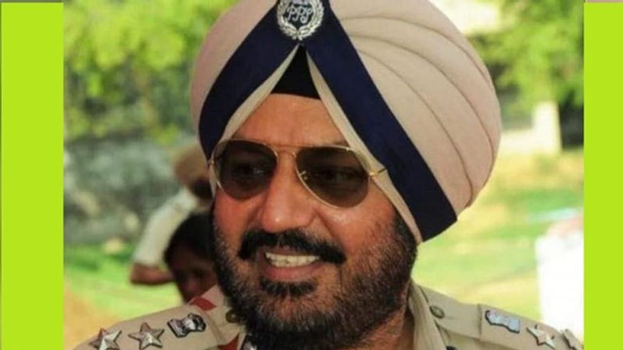 ರೈತ ಹೋರಾಟ ಬೆಂಬಲಿಸಿ DIG ಹುದ್ದೆಗೆ ರಾಜೀನಾಮೆ; ಪೊಲೀಸ್ ಅಧಿಕಾರಿಯ ಅಸಲಿ ಕತೆ ಏನು? ರೈತ ಹೋರಾಟ ಬೆಂಬಲಿಸಿ DIG ಹುದ್ದೆಗೆ ರಾಜೀನಾಮೆ; ಪೊಲೀಸ್ ಅಧಿಕಾರಿಯ ಅಸಲಿ ಕತೆ ಏನು?