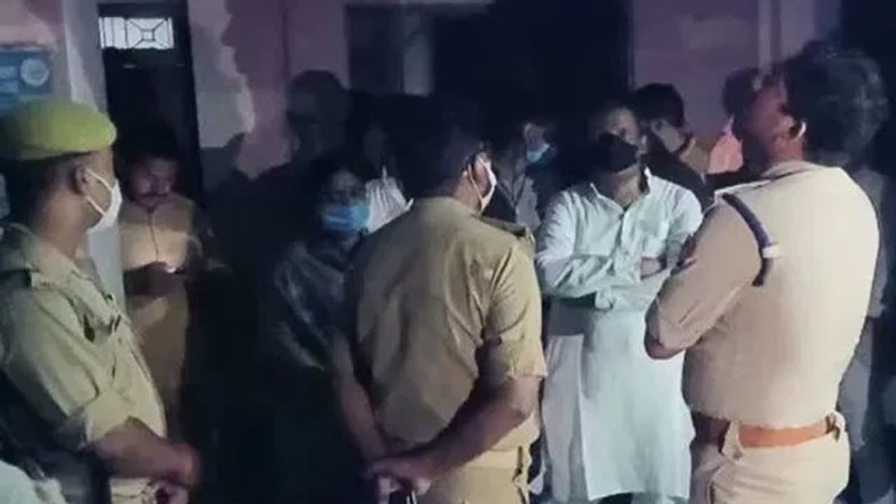 मोबाइल में आए मैसेज को पढ़कर डर गईं मां बेटी, अगले ही पल रोते हुए फांसी के फंदे पर झूल गईं दोनों... मोबाइल में आए मैसेज को पढ़कर डर गईं मां बेटी, अगले ही पल रोते हुए फांसी के फंदे पर झूल गईं दोनों...