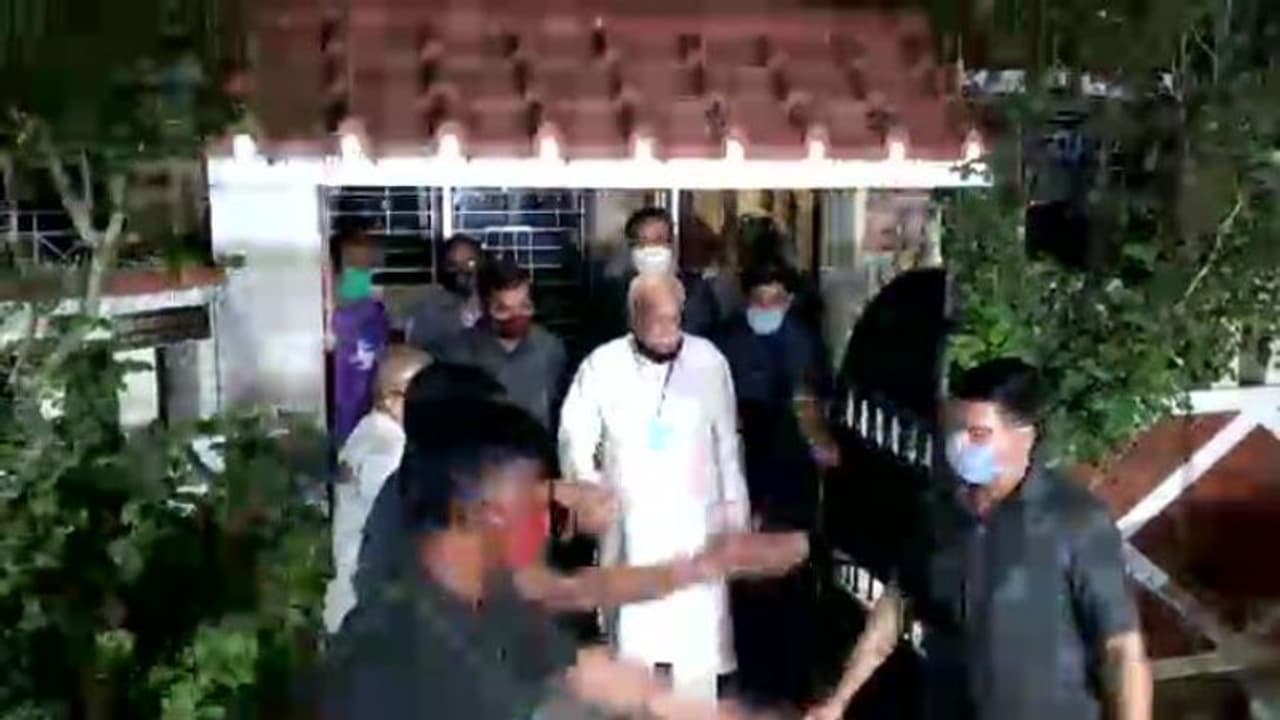 সরোদ শিল্পী তেজেন্দ্র নারায়ণের বাড়িতে মোহন ভগবত, তাঁদের সাক্ষাৎ ঘিরে জোর জল্পনা রাজনীতিতে সরোদ শিল্পী তেজেন্দ্র নারায়ণের বাড়িতে মোহন ভগবত, তাঁদের সাক্ষাৎ ঘিরে জোর জল্পনা রাজনীতিতে