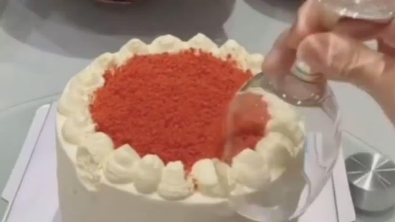 ഇനി കേക്ക് വാങ്ങിക്കുമ്പോള് ഇങ്ങനെ കട്ട് ചെയ്താലോ; വൈറലായ വീഡിയോ ഇനി കേക്ക് വാങ്ങിക്കുമ്പോള് ഇങ്ങനെ കട്ട് ചെയ്താലോ; വൈറലായ വീഡിയോ