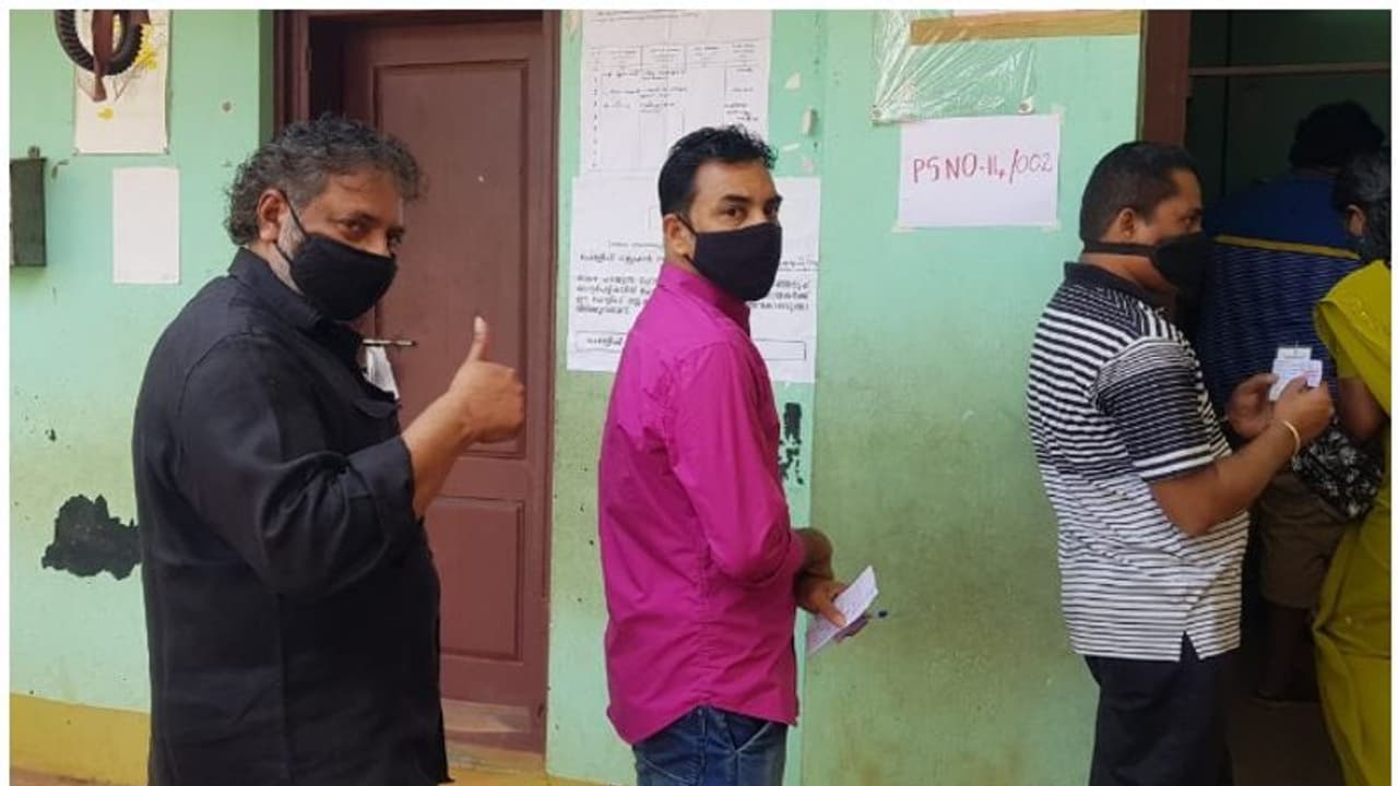 രാഷ്ട്രീയം തൊഴിലാക്കാത്തവര്ക്ക് വോട്ട്: ജോയ് മാത്യു രാഷ്ട്രീയം തൊഴിലാക്കാത്തവര്ക്ക് വോട്ട്: ജോയ് മാത്യു