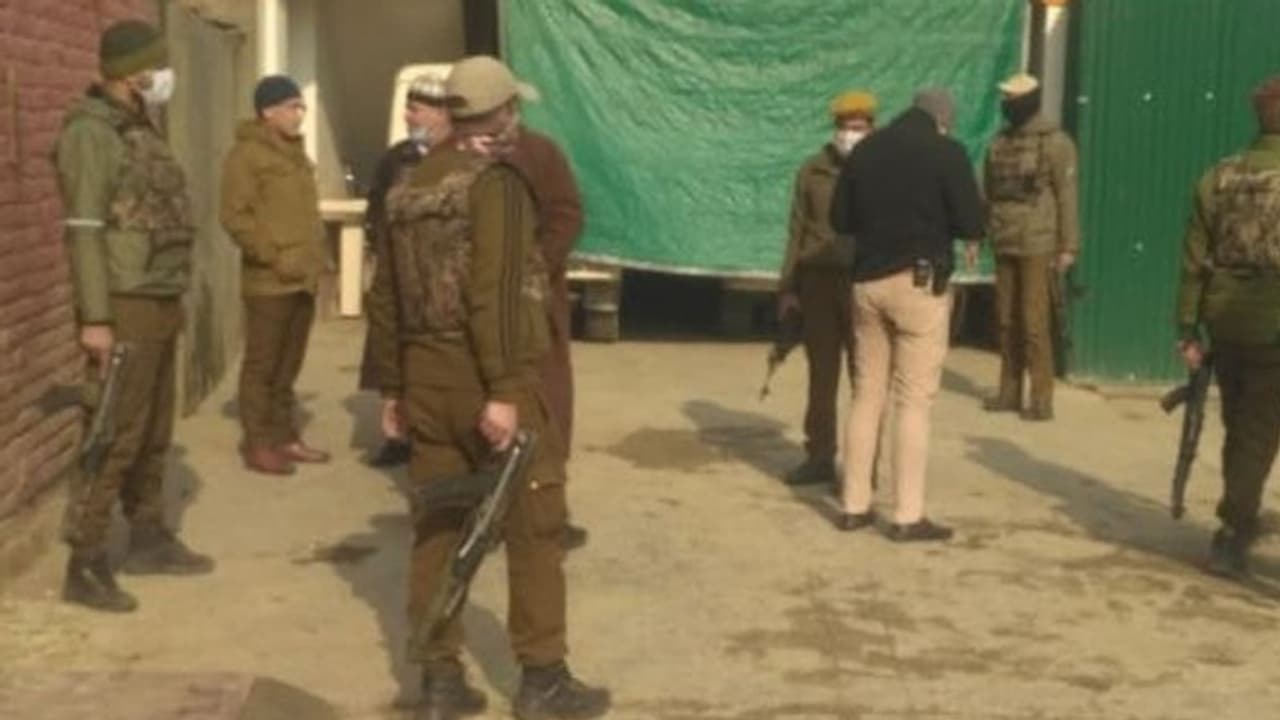 पीडीपी नेता के घर पर 3 हमलावरों ने की अंधाधुंध फायरिंग, PSO बुरी तरह से घायल हुआ, हॉस्पिटल में भर्ती पीडीपी नेता के घर पर 3 हमलावरों ने की अंधाधुंध फायरिंग, PSO बुरी तरह से घायल हुआ, हॉस्पिटल में भर्ती