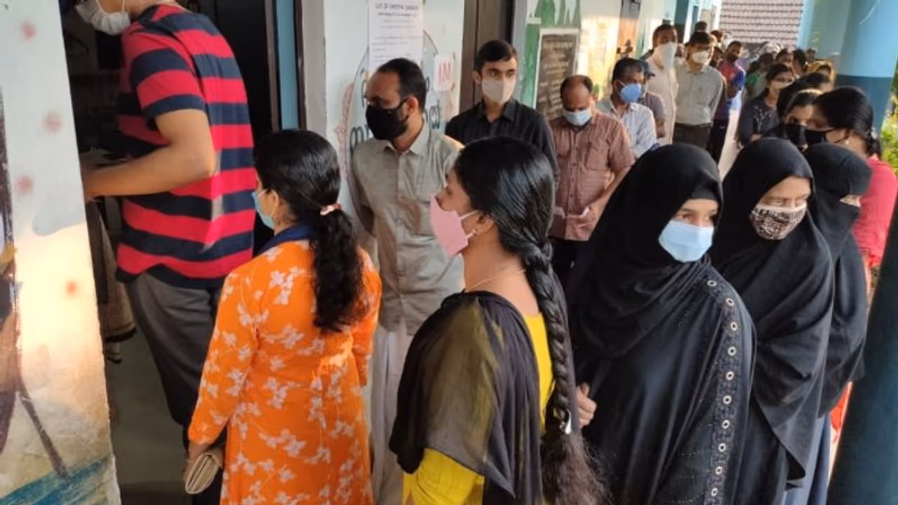 শরীরের তাপমাত্রা মেপেই ভোট গ্রহণ রায়গঞ্জে, ভোটারদের করোনা বিধি মানতে আহ্বান জেলাশাসকের শরীরের তাপমাত্রা মেপেই ভোট গ্রহণ রায়গঞ্জে, ভোটারদের করোনা বিধি মানতে আহ্বান জেলাশাসকের