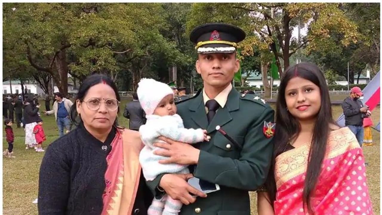 ലഘുഭക്ഷണ ഫാക്ടറിയിൽ 50 രൂപ കൂലിയുള്ള തൊഴിലാളിയിൽനിന്നും നിന്നും ആർമി ഓഫീസറിലേക്ക്, അഭിമാനത്തോടെ 28 കാരൻ ലഘുഭക്ഷണ ഫാക്ടറിയിൽ 50 രൂപ കൂലിയുള്ള തൊഴിലാളിയിൽനിന്നും നിന്നും ആർമി ഓഫീസറിലേക്ക്, അഭിമാനത്തോടെ 28 കാരൻ