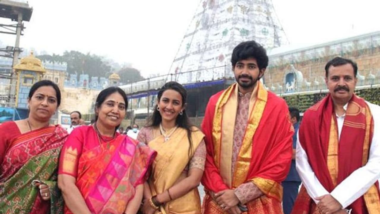 తిరుమల వెంకన్న సన్నిధిలో కొత్త జంటగా నిహారిక, చైతన్య.. తిరుమల వెంకన్న సన్నిధిలో కొత్త జంటగా నిహారిక, చైతన్య..