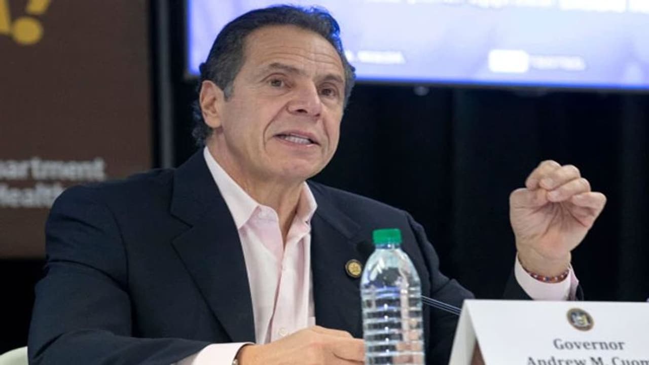 లైంగికంగా వేధించాడు.. గవర్నర్ పై మహిళ ఆరోపణలు లైంగికంగా వేధించాడు.. గవర్నర్ పై మహిళ ఆరోపణలు