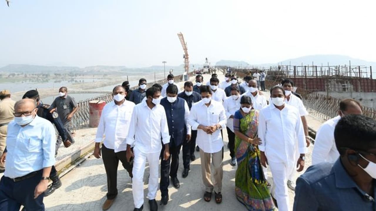పోలవరం ప్రాజెక్ట్: పరిశీలించిన ఏపీ సీఎం వైఎస్ జగన్ పోలవరం ప్రాజెక్ట్: పరిశీలించిన ఏపీ సీఎం వైఎస్ జగన్