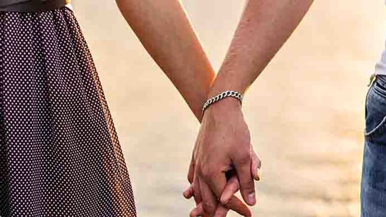 45 കാരന് ഭര്ത്താവിനെ ഉപേക്ഷിച്ച് 21കാരനായ ഭര്ത്താവിന്റെ മകനെ വിവാഹം കഴിച്ച് 35കാരി 45 കാരന് ഭര്ത്താവിനെ ഉപേക്ഷിച്ച് 21കാരനായ ഭര്ത്താവിന്റെ മകനെ വിവാഹം കഴിച്ച് 35കാരി