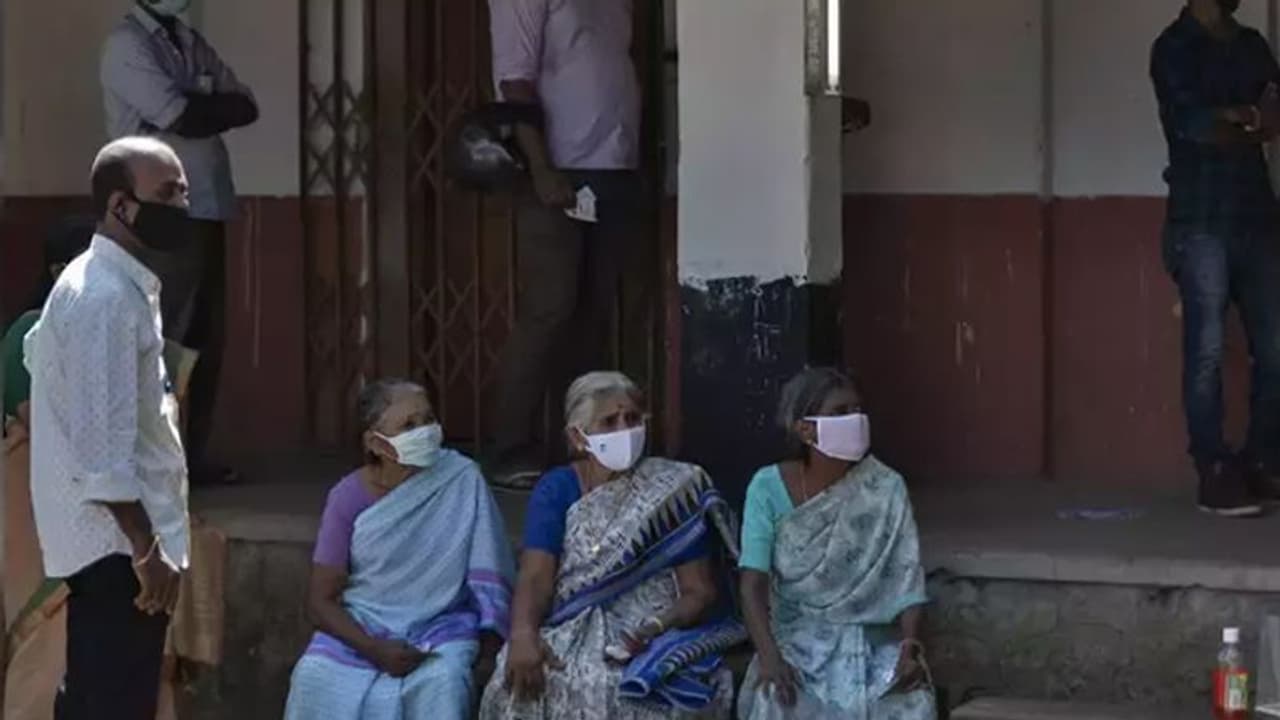 वैक्सीन लगाने के बाद 30 मिनट की निगरानी...देश में Corona Vaccine आप तक कैसे पहुंचेगी, जान लें बड़ी बातें वैक्सीन लगाने के बाद 30 मिनट की निगरानी...देश में Corona Vaccine आप तक कैसे पहुंचेगी, जान लें बड़ी बातें