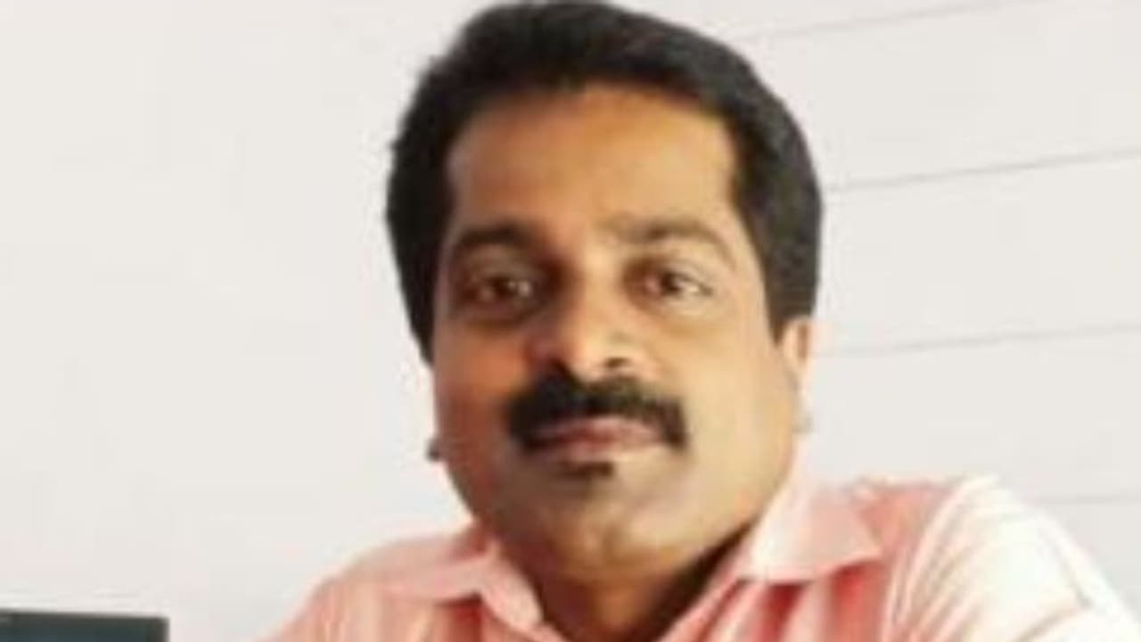 മാധ്യമപ്രവർത്തകനെ ഇടിച്ചത് ടിപ്പർ, മധ്യഭാഗം തട്ടി പ്രദീപിന്റെ വണ്ടി മറിഞ്ഞു; ലോറി കണ്ടെത്താനായില്ല മാധ്യമപ്രവർത്തകനെ ഇടിച്ചത് ടിപ്പർ, മധ്യഭാഗം തട്ടി പ്രദീപിന്റെ വണ്ടി മറിഞ്ഞു; ലോറി കണ്ടെത്താനായില്ല