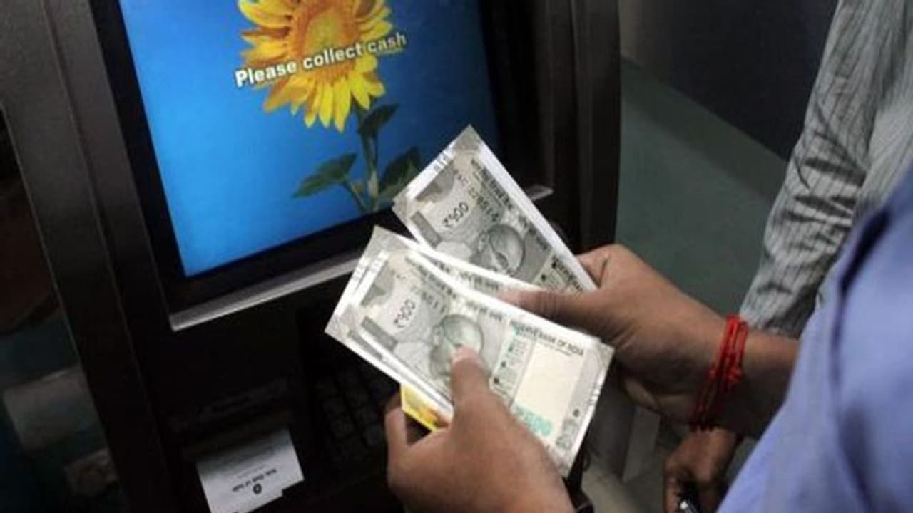 अगले महीने से ATM Transaction पड़ेगा महंगा, जानें फ्री लिमिट खत्म होने के बाद कितना लगेगा चार्ज अगले महीने से ATM Transaction पड़ेगा महंगा, जानें फ्री लिमिट खत्म होने के बाद कितना लगेगा चार्ज