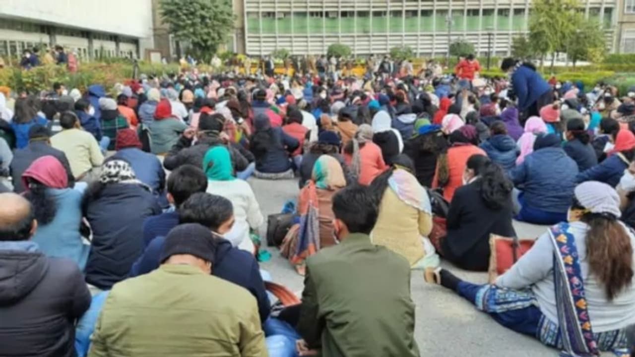 'സമരം അവസാനിപ്പിക്കണം', എയിംസ് നഴ്സുമാരുടെ സമരത്തിൽ ഇടപെട്ട് ദില്ലി ഹൈക്കോടതി 'സമരം അവസാനിപ്പിക്കണം', എയിംസ് നഴ്സുമാരുടെ സമരത്തിൽ ഇടപെട്ട് ദില്ലി ഹൈക്കോടതി