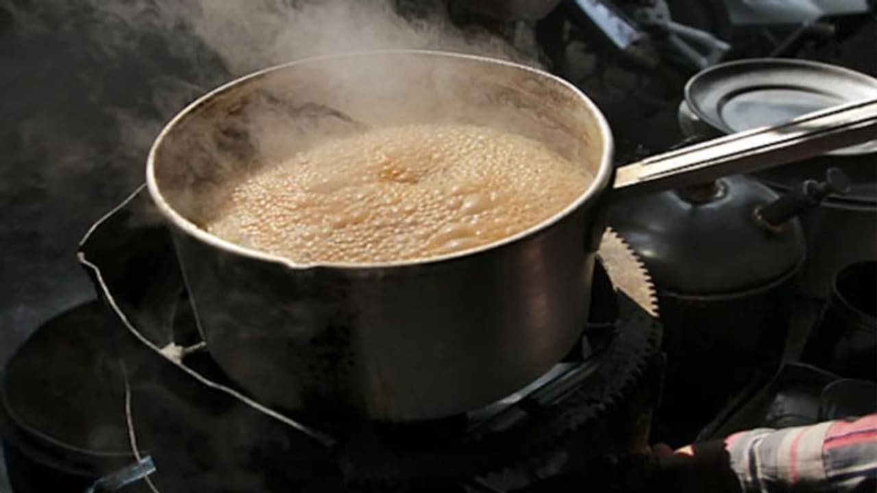 మిగిలిపోయిన టీ ని మళ్లీ వేడి చేసి తాగుతున్నారా? అయితే మీరు ఈ విషయం తెలుసుకోవాల్సిందే.. ! మిగిలిపోయిన టీ ని మళ్లీ వేడి చేసి తాగుతున్నారా? అయితే మీరు ఈ విషయం తెలుసుకోవాల్సిందే.. !