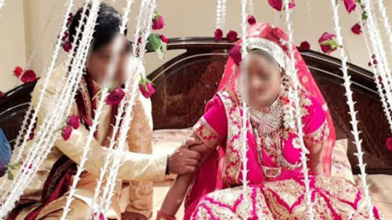 सुहागरात वाली नाइट फांसी के फंदे पर लटक गई दुल्हन, शादी के लाल जोड़े को बनाया मौत का हथियार सुहागरात वाली नाइट फांसी के फंदे पर लटक गई दुल्हन, शादी के लाल जोड़े को बनाया मौत का हथियार