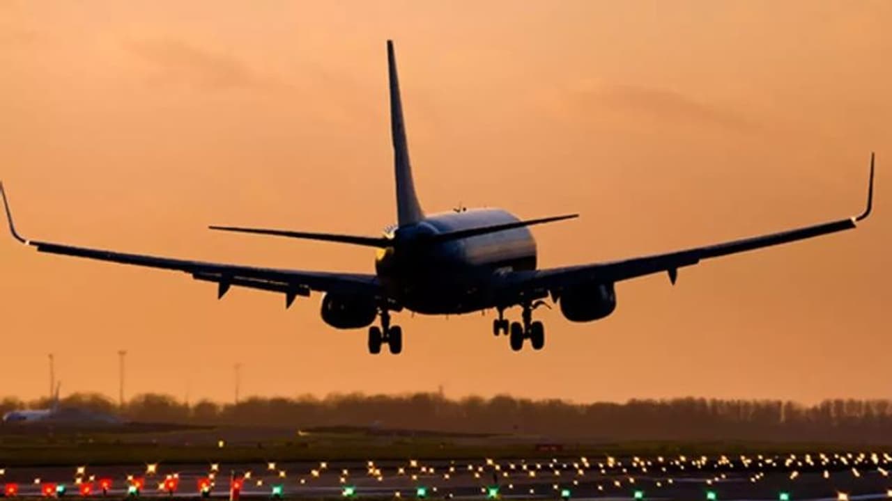 കൊവിഡ് വൈറസിന്റെ പുതിയ വകഭേദം; യുകെയിൽ നിന്ന് ഇന്ത്യയിലേക്കും തിരിച്ചുമുള്ള വിമാനങ്ങൾക്ക് വിലക്ക് കൊവിഡ് വൈറസിന്റെ പുതിയ വകഭേദം; യുകെയിൽ നിന്ന് ഇന്ത്യയിലേക്കും തിരിച്ചുമുള്ള വിമാനങ്ങൾക്ക് വിലക്ക്