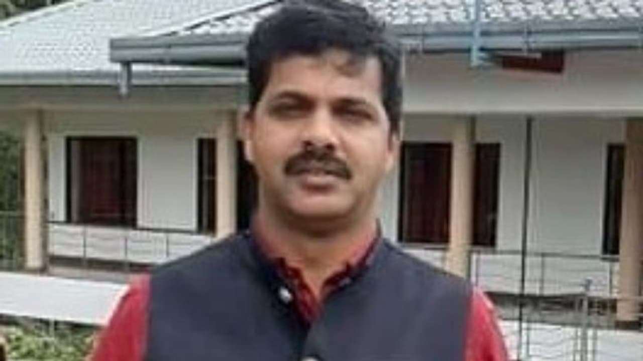 ഇടുക്കിയിൽ യുവാവിനെ ക്വട്ടേഷന് നല്കി ആക്രമിച്ച കേസില് സ്കൂള് അധ്യാപകന് അറസ്റ്റില് ഇടുക്കിയിൽ യുവാവിനെ ക്വട്ടേഷന് നല്കി ആക്രമിച്ച കേസില് സ്കൂള് അധ്യാപകന് അറസ്റ്റില്