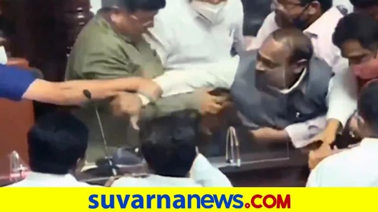 20 ನಿಮಿಷ ಕಾಲ ಮೇಲ್ಮನೆ ‘ರಣಾಂಗಣ’: ಕಂಡು ಕೇಳರಿಯದ ರೀತಿ ಸದಸ್ಯರ ತಳ್ಳಾಟ! 20 ನಿಮಿಷ ಕಾಲ ಮೇಲ್ಮನೆ ‘ರಣಾಂಗಣ’: ಕಂಡು ಕೇಳರಿಯದ ರೀತಿ ಸದಸ್ಯರ ತಳ್ಳಾಟ!